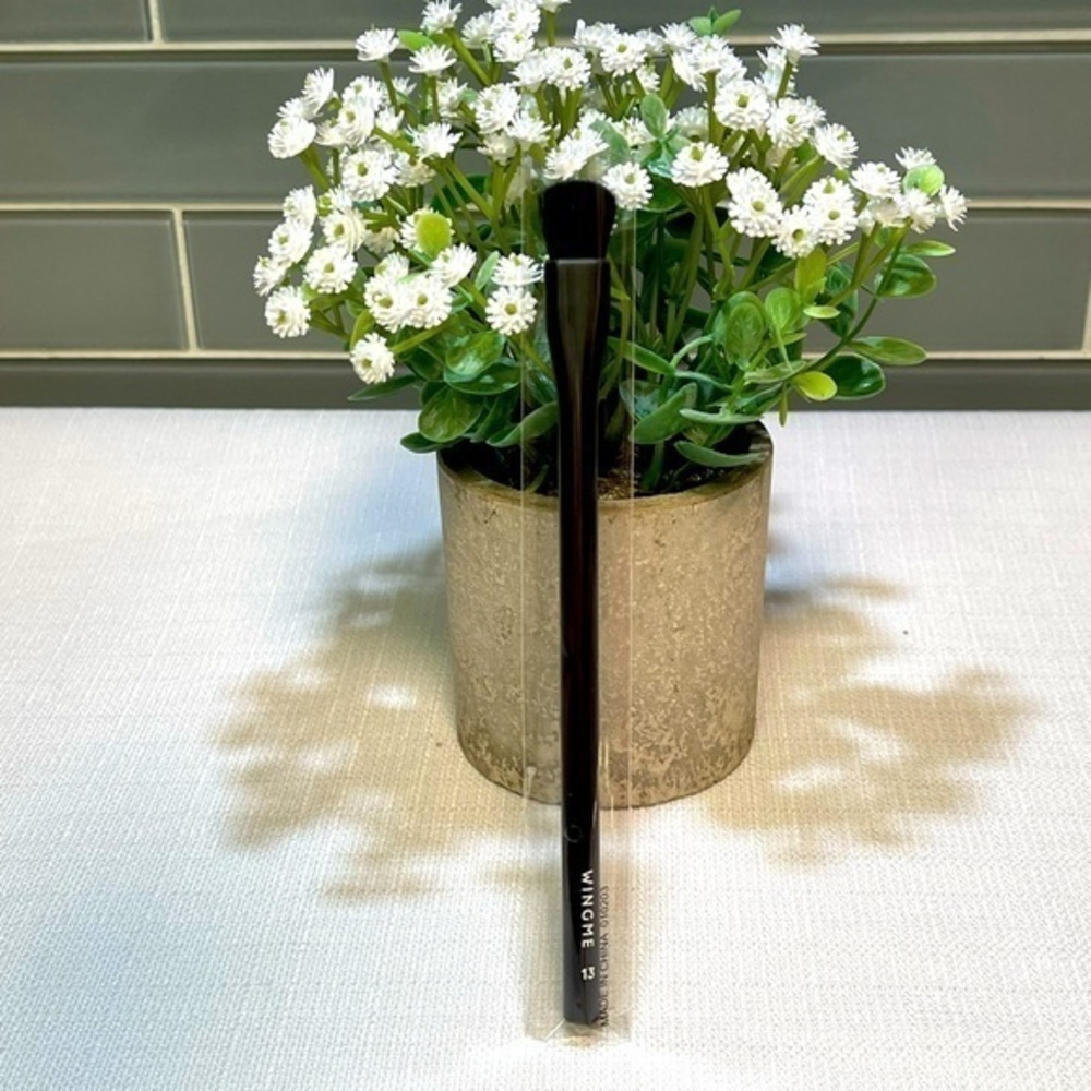🌸 NWT Wing Me Eyeshadow Brush in Black